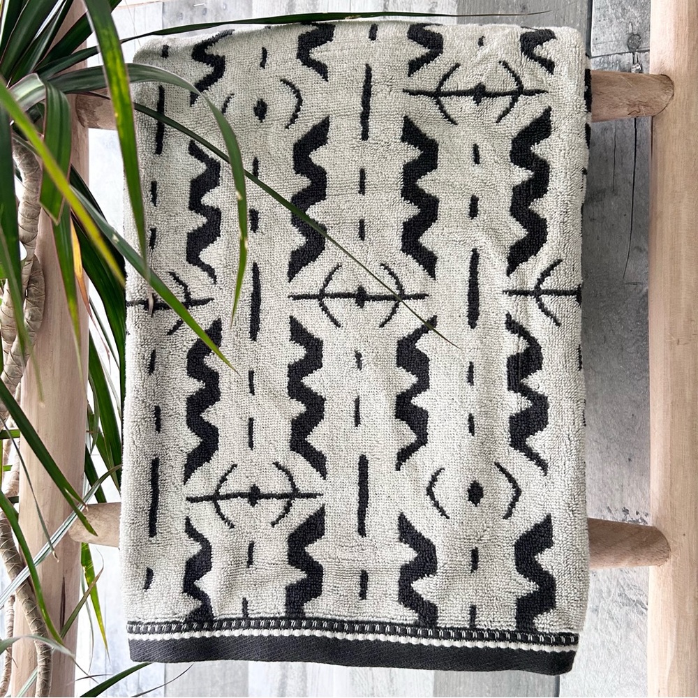 🌴Target Opalhouse 2pc Black & White Vertical Thorns Bath Towel Set - Picture 9 of 9